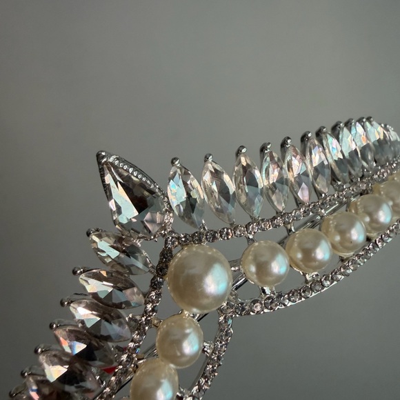 Elegant Pearl and Crystal Headband - Picture 2 of 8